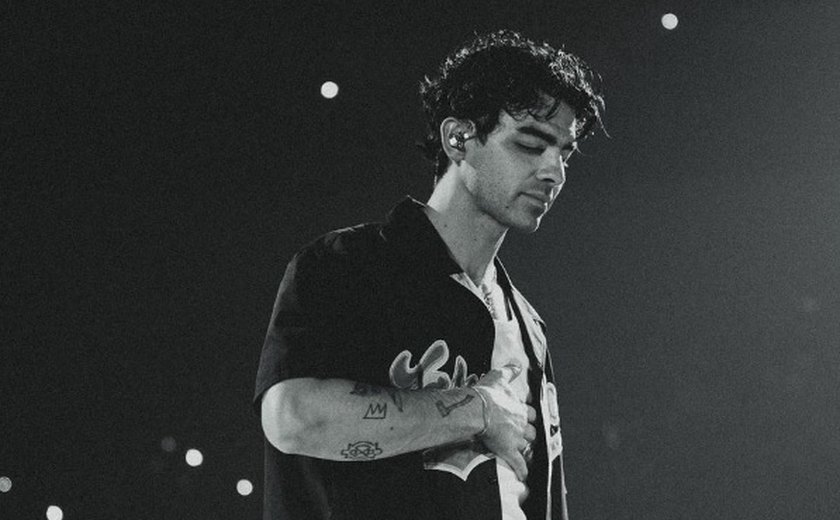 Joe Jonas fala de divórcio de Sophie Turner no palco durante show em Los Angeles