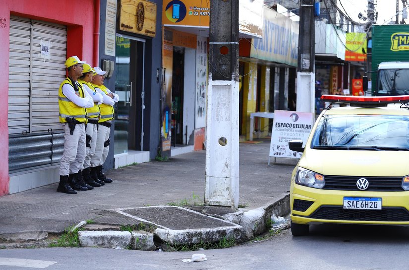 Agentes do Ronda no Bairro atuam em flagrante de furto no Benedito Bentes