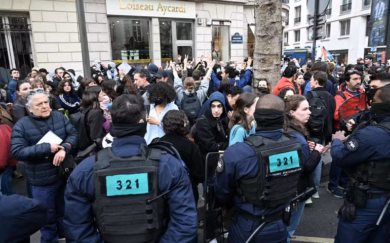Protesto pró-Palestina: Polícia de Paris desocupa prédio de universidade de elite francesa