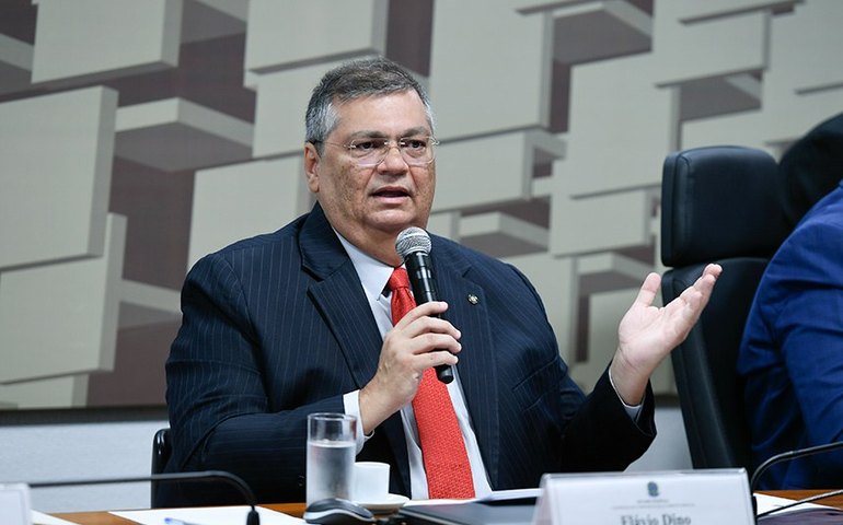 Dino falta de novo a audiência em comissão da Câmara dominada pela oposição