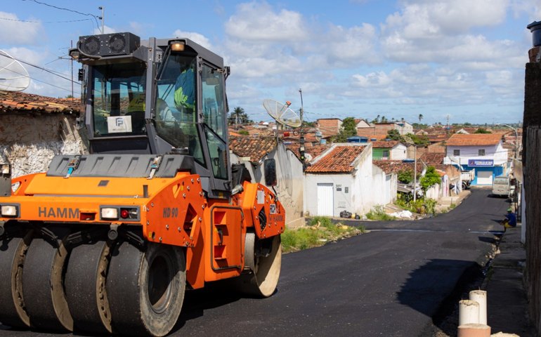 Do barro para o asfalto: três ruas do bairro Cacimbas ganham pavimentação