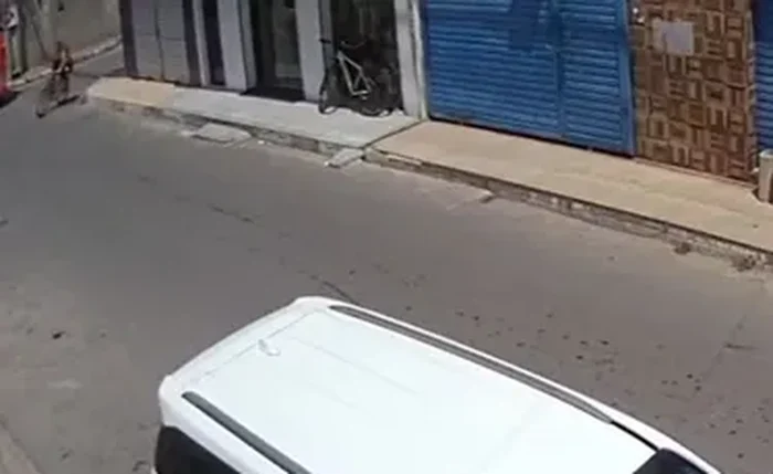 Mulher morre atropelada por carreta enquanto levava filho para escola em Feira de Santana