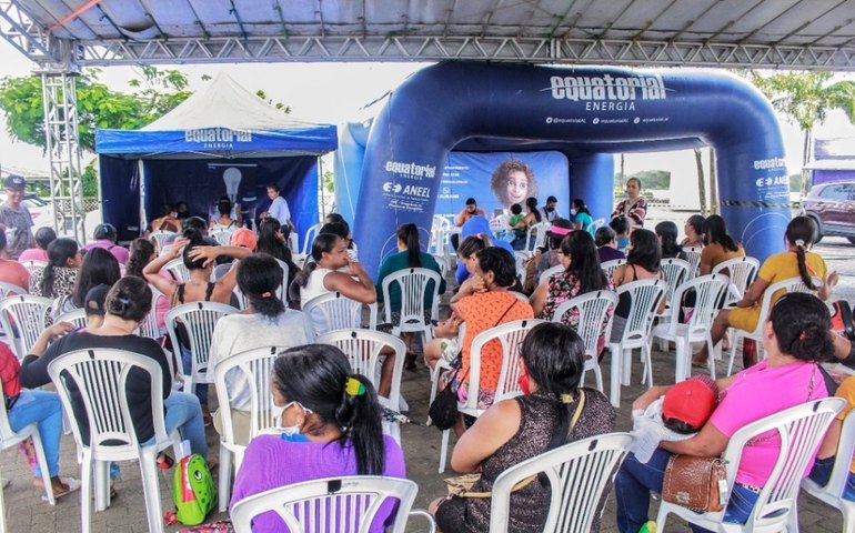 Equatorial atende população de Penedo com tarifa social, troca de lâmpadas e cadastro para sorteio de geladeira