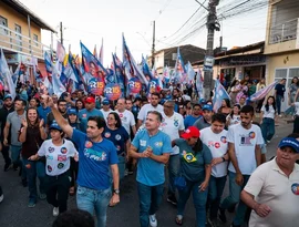Ao lado de Lelo Maia e Fátima Santiago, Renan Filho percorre ruas do Santos Dumont
