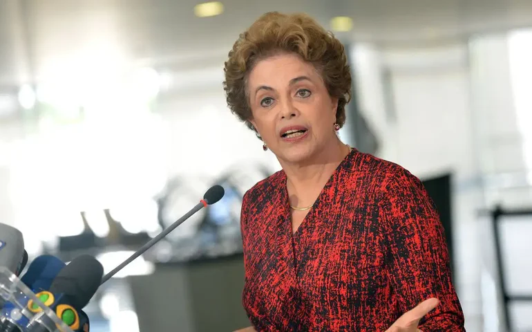 Dilma recebe alta do hospital e retoma presidência do banco do Brics