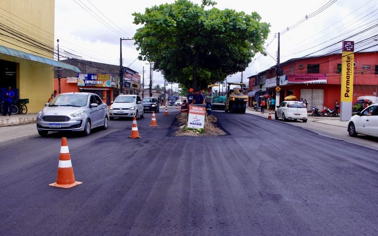 Acesso à Rota do Mar: Avenida Benedito Bentes recebe 120 toneladas de asfalto