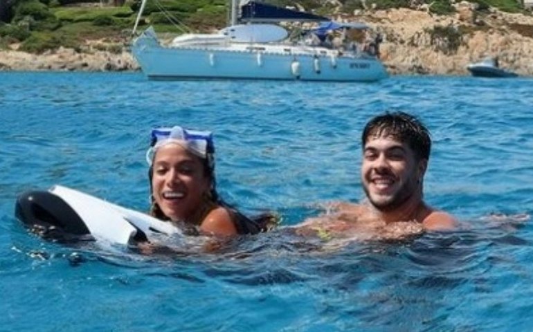 Influenciador conta como é viajar com Anitta após férias no verão europeu: 'Ela realmente faz tudo' 