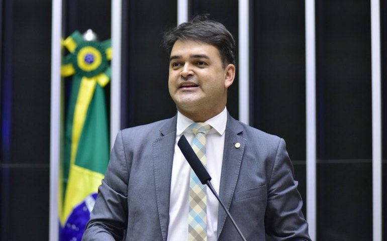 Deputados analisam projeto que torna qualificado o homicídio praticado contra juiz ou promotor de Justiça; acompanhe