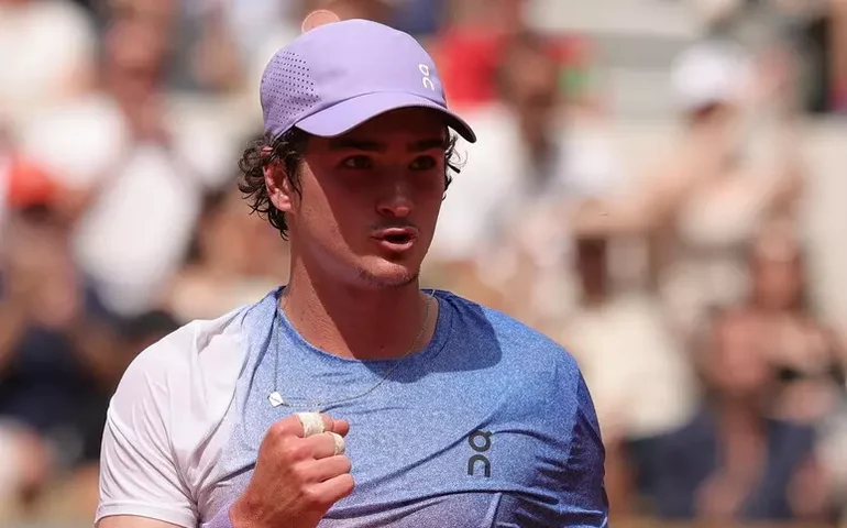 João Fonseca aplica 'pneu' em Bergs e vence na grama pela 1ª vez