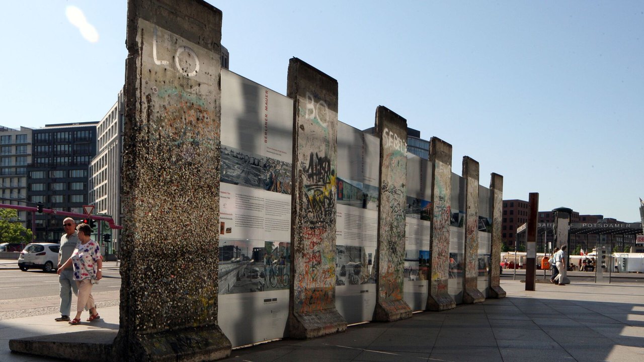 'Primeiro passo da fase final': queda do Muro de Berlim completa 35 anos