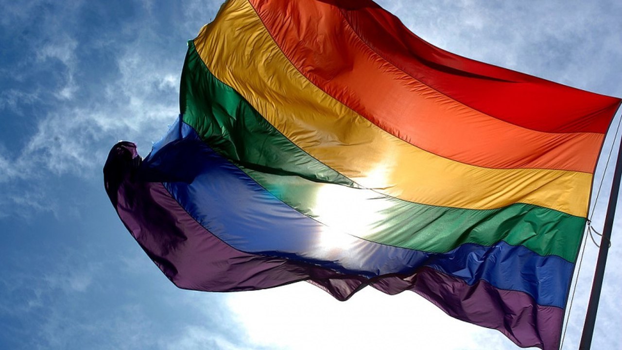 Parlamento da Rússia aprova lei que amplia proibição à ‘propaganda LGBT+’