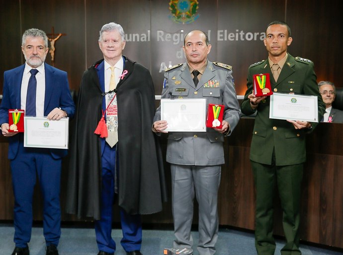 TRE/AL entrega medalha do Mérito Eleitoral a autoridades da Segurança Pública e ao presidente do Coptrel