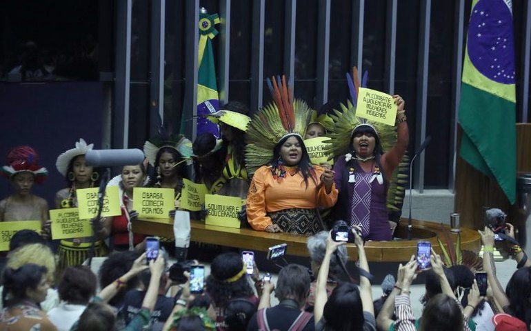 Sessão solene da Câmara faz homenagem à 3ª Marcha das Mulheres Indígenas
