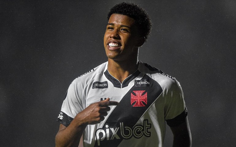 Vasco anuncia venda do meia Andrey ao Chelsea; Lucas Piton é apresentado