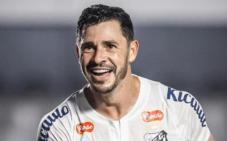 Guilherme e Giuliano miram artilharia e embalam o Santos nesta reta final de Série B