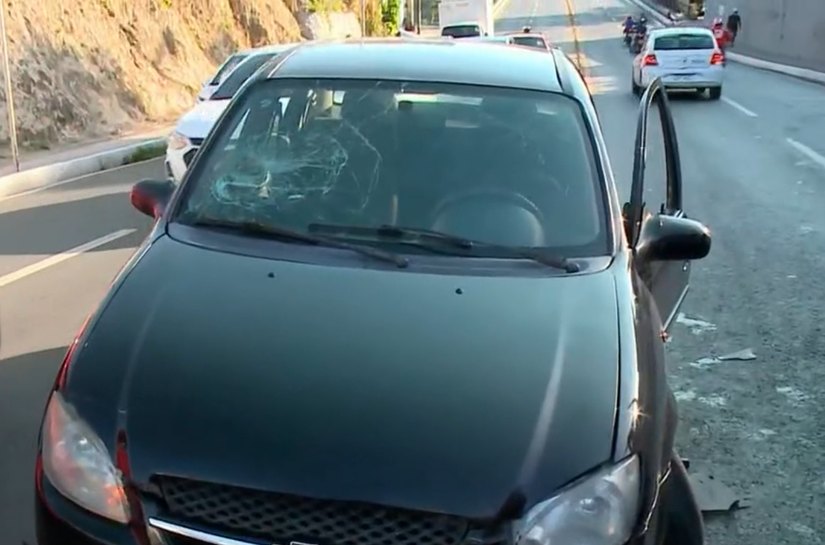 Carro com para-brisa trincado é abandonado na Avenida Leste-Oeste