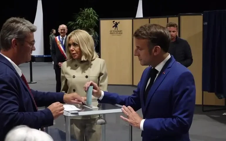 França registra alto comparecimento em eleições antecipadas e deve ter segundo turno com alto grau de incerteza