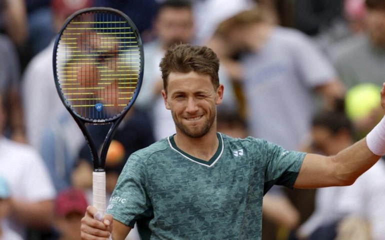 Em jogo com invasão de quadra e protesto, Ruud bate Cilic e decide Roland Garros
