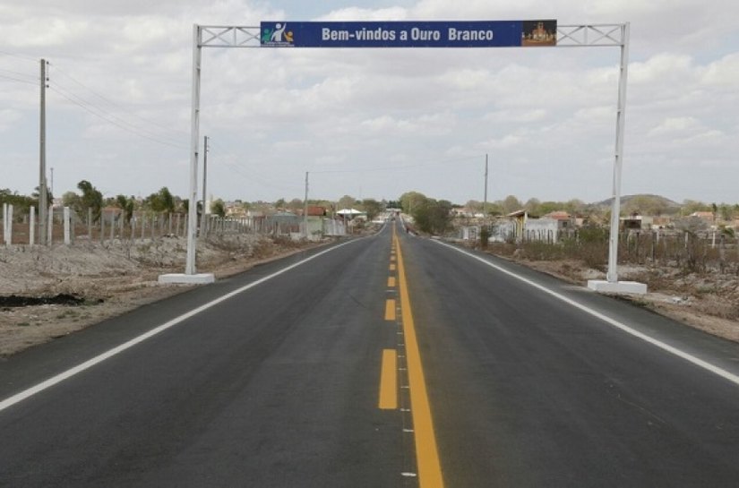 Governador inaugura mais de três quilômetros de rodovia em Ouro Branco