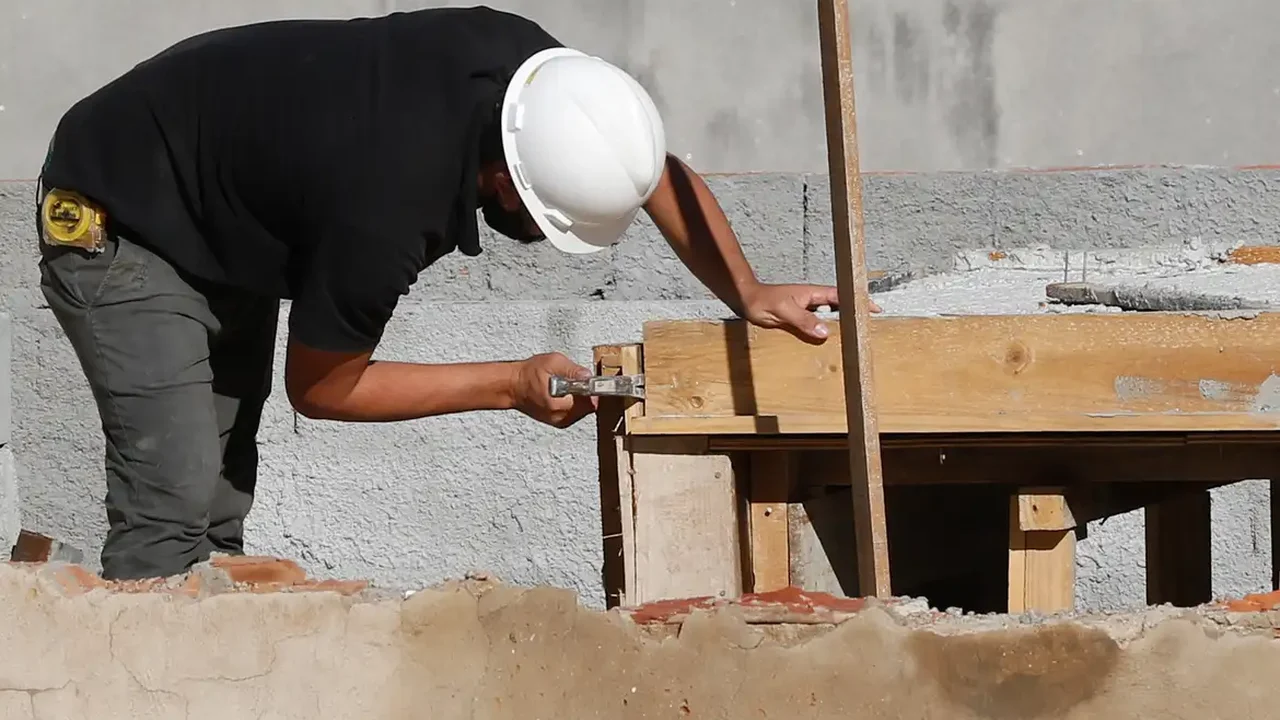 Mercado de trabalho segue forte e com absorção intensa de mão de obra, avalia IBGE