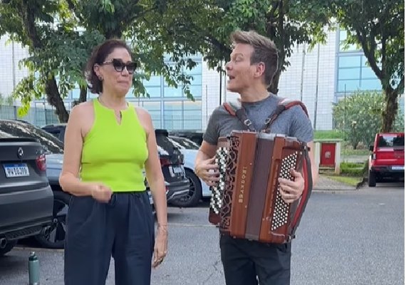 Michel Teló toca forró com Lilia Cabral e Edson Celulari na saída da Globo