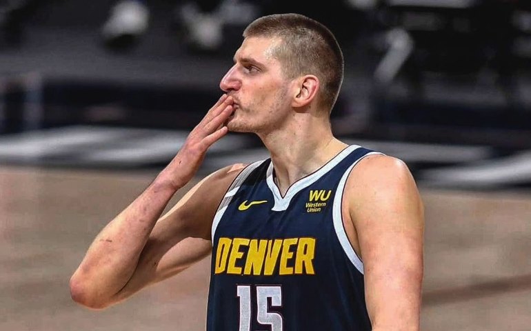Jokic ofusca trio dos Lakers, Nuggets vencem e abrem 2 a 0 nos playoffs da NBA