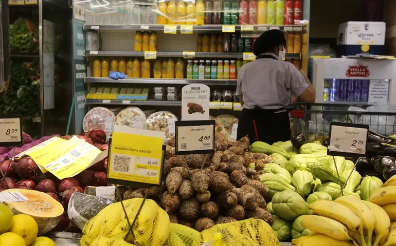 Contratos de trabalho por hora em supermercados aumentam precarização