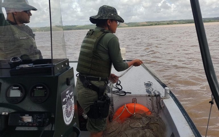 Polícia Militar apreende quase um quilômetro de redes de pesca irregular na Lagoa Mundaú