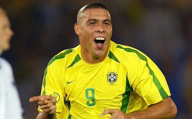 Ronaldo Luís Nazário de Lima comemora 47 anos e relembra títulos com o Brasil