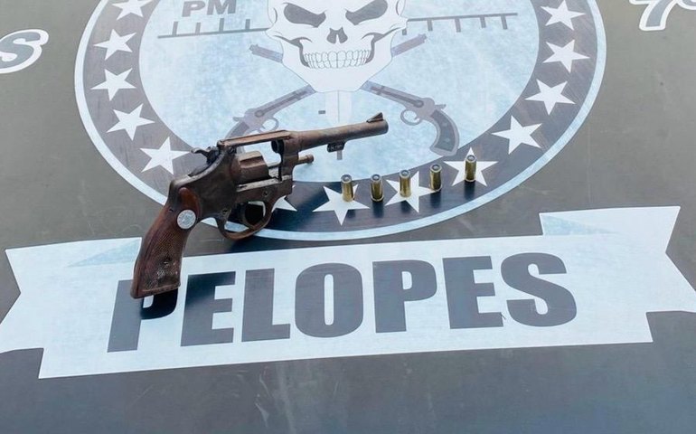 PM apreende 28 armas de fogo e quase 8 kg de drogas em uma semana em Alagoas