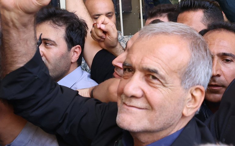 Eleito no Irã, Pezeshkian promete, em discurso, servir a todos os iranianos