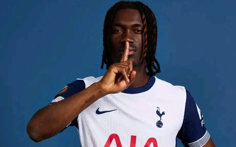 Meia do Tottenham perde mais de R$ 5,6 milhões em golpe em banco de elite britânico