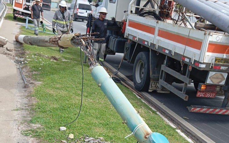 Postes de concreto da Praia da Avenida são substituídos por equipamentos em fibra de vidro