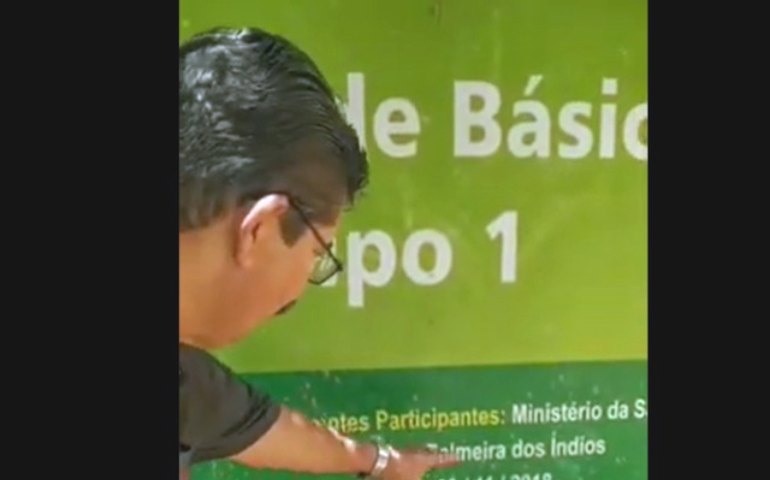 [VÍDEO] Candidato descobre documentos da prefeitura jogados em prédio público abandonado