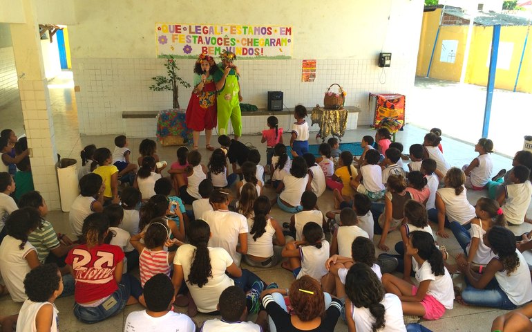 Espetáculo infantil ensina práticas sustentáveis a alunos de escola estadual