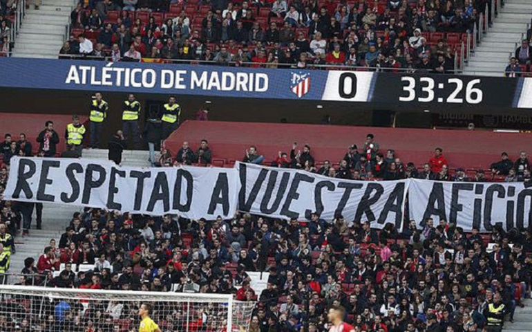 Torcida do Atlético de Madrid exibe faixa contra contratação de Cristiano Ronaldo