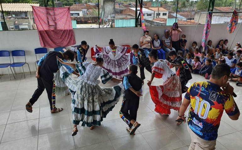 Alunos participam de apresentação de coco de roda em alusão ao mês do folclore