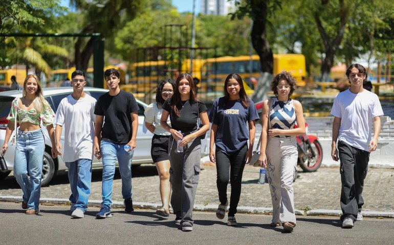 Missão cumprida: candidatos ao intercâmbio na Inglaterra encerram provas em todo o estado neste domingo