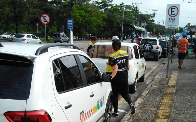 SMTT fiscaliza taxistas na parte baixa de Maceió