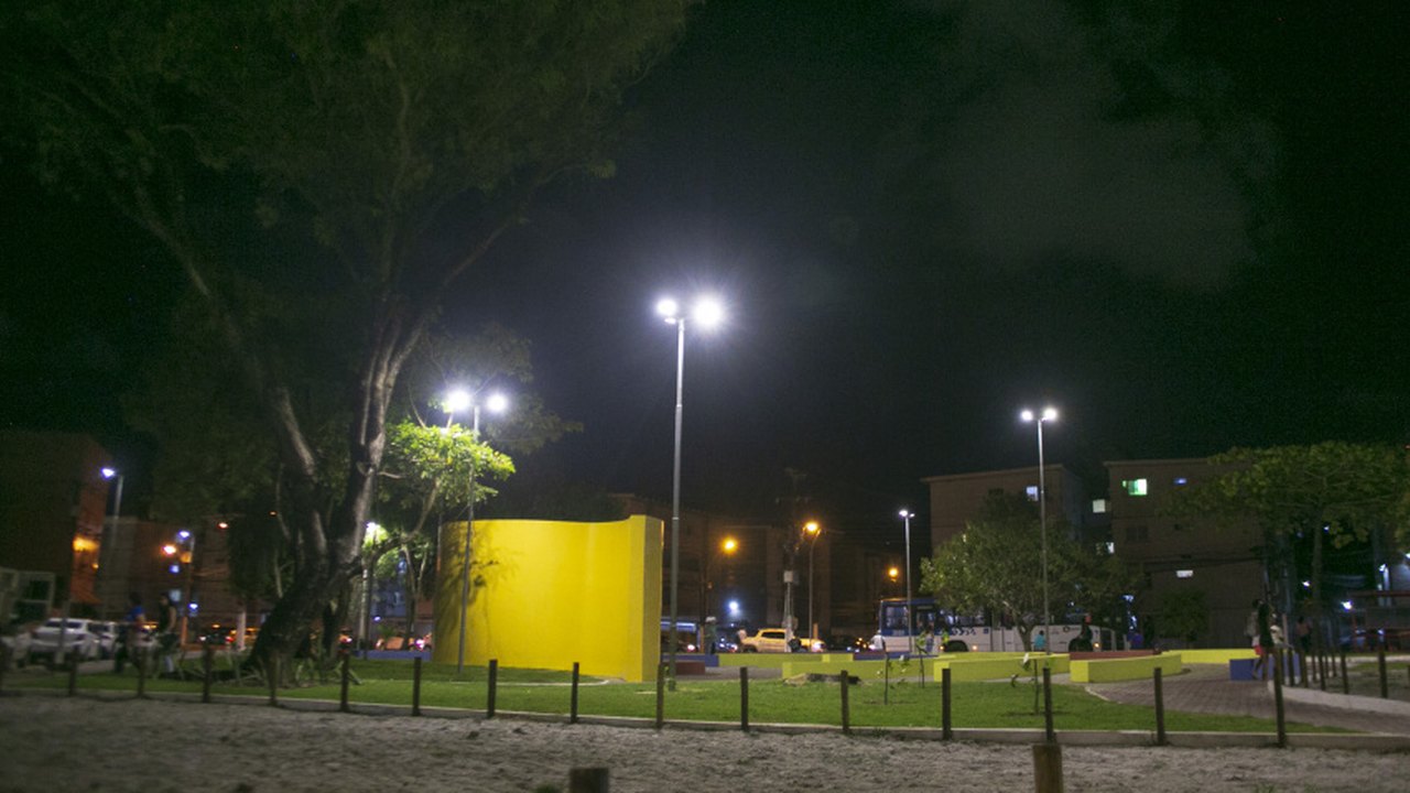 Praça da Bíblia ganha nova iluminação com tecnologia em LED na Jatiúca