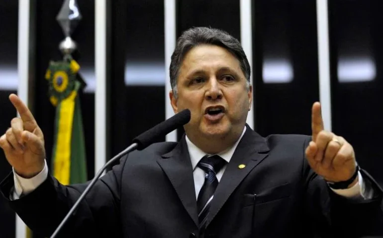 Ex-governador do Rio, Anthony Garotinho, é internado após sentir dores no peito