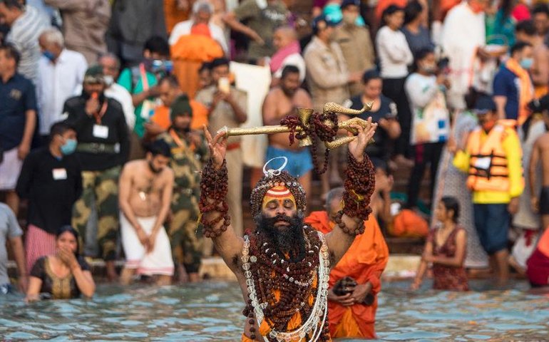 Dezenas de crianças se afogam em banhos em rios e lagoas durante festival hindu