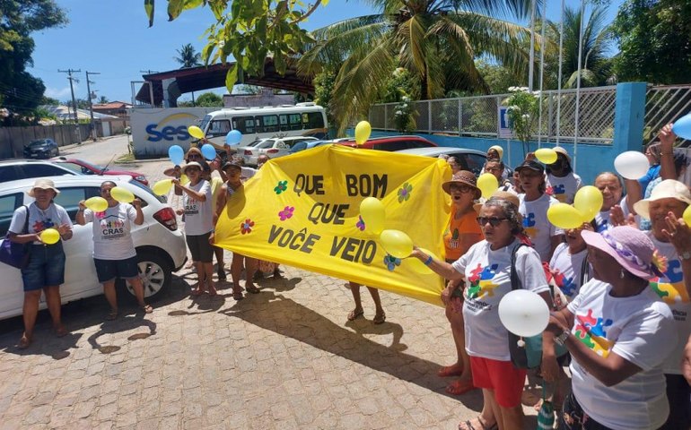 Grupos de Idosos dos Cras de Maceió e Satuba têm dia de lazer em Guaxuma