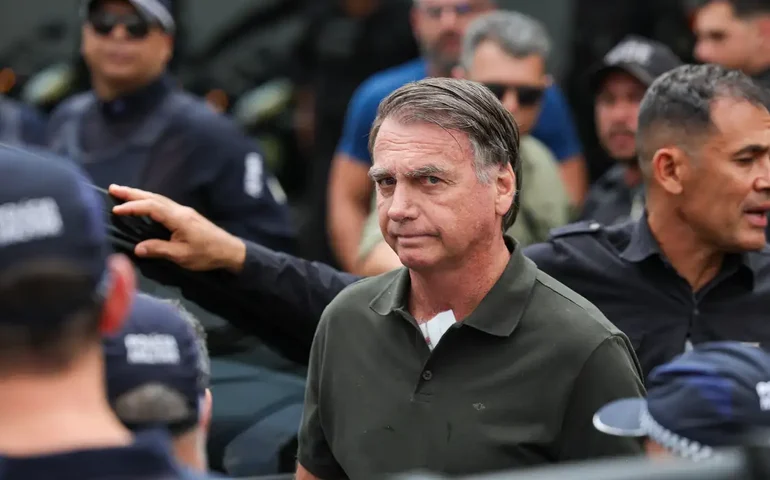 Defesa de Bolsonaro reforça solicitação de cirurgia e prisão domiciliar
