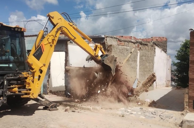 Sete imóveis com risco de colapso foram demolidos no bairro do Farol