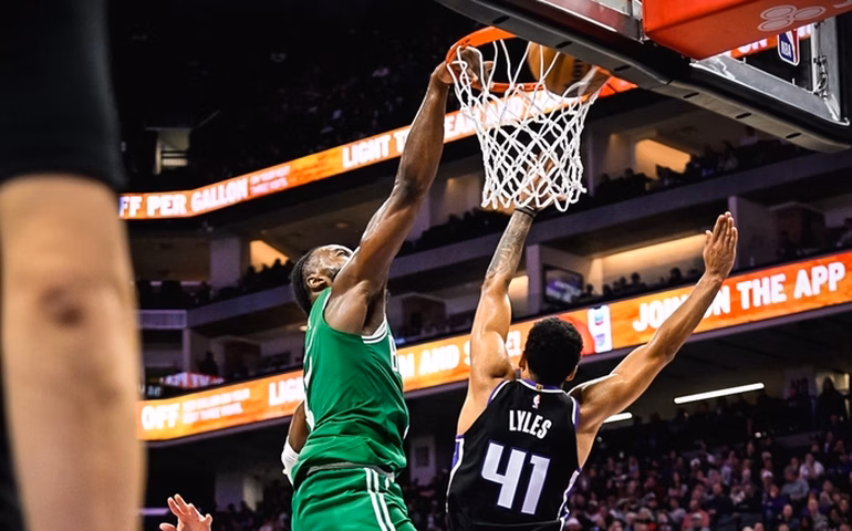 Jayson Tatum deixa jogo com lesão, Celtics derrotam Kings e emplacam 6ª vitória seguida na NBA