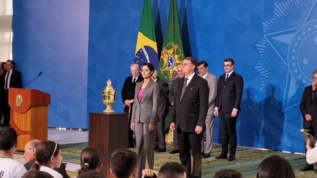 Bolsonaro recebe no Planalto coração de Dom Pedro I, que ficará no Itamaraty