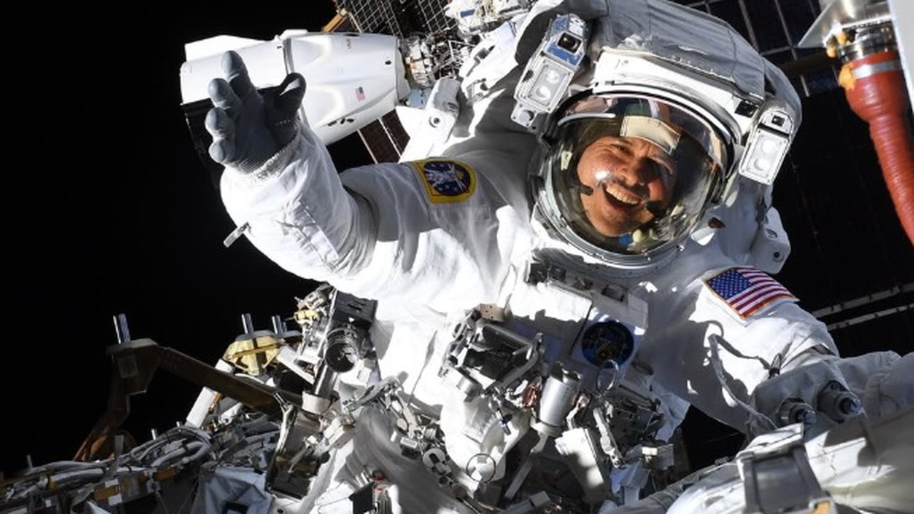 Astronautas realizam caminhada espacial para reparos na Estação Espacial Internacional
