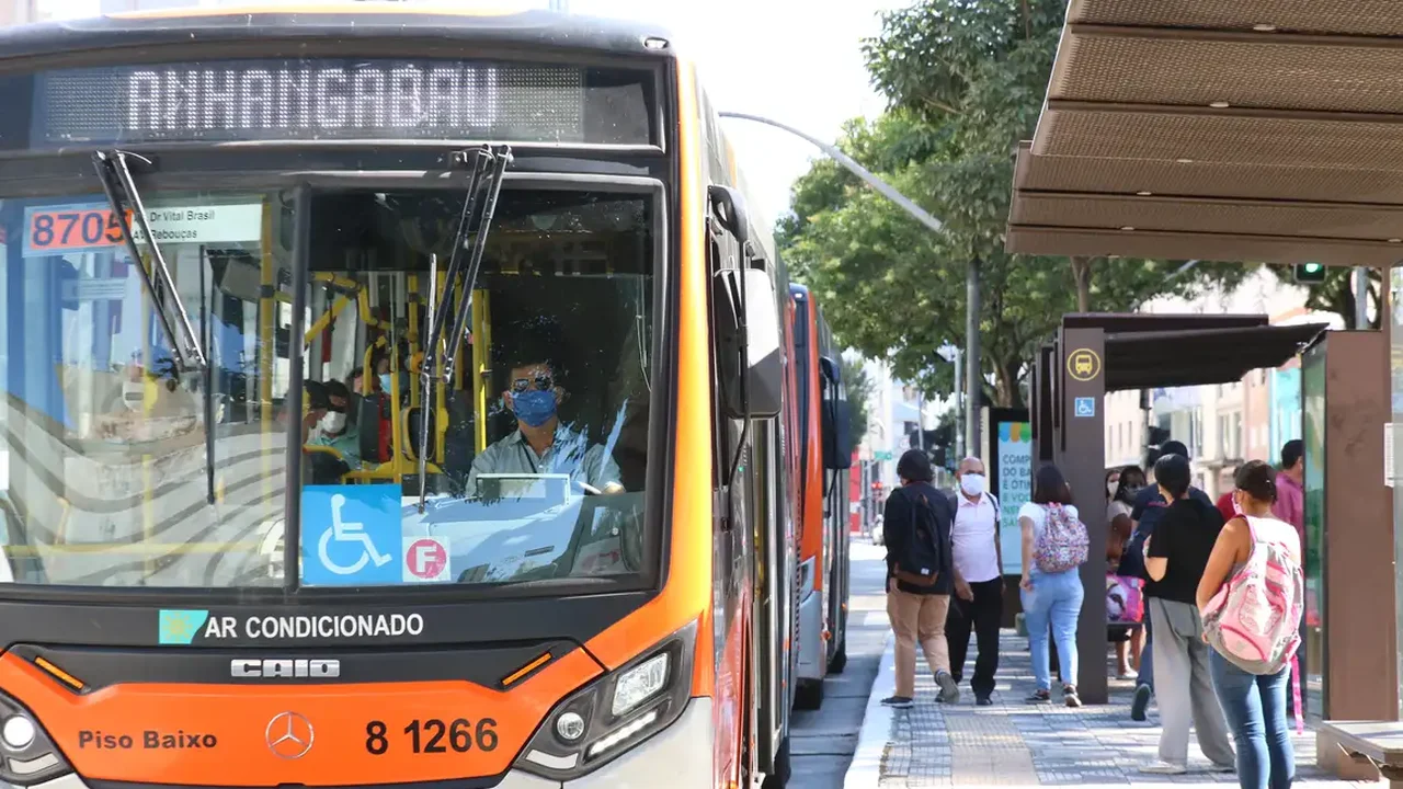 Tarifa zero no ônibus de SP deve ser adotada aos domingos ou à noite, diz prefeito