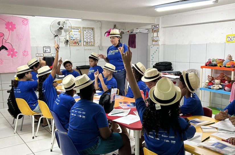 Alunos recorrem à poesia do maracatu rural para contar suas vivências em meio à violência do bairro